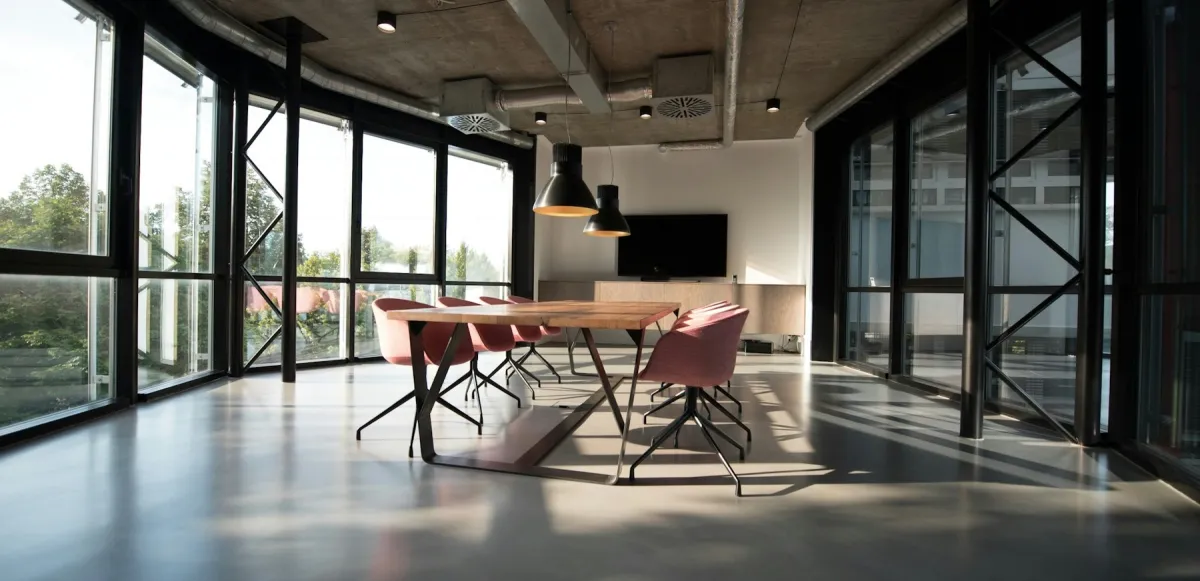 Interior de un espacio de trabajo y reunión