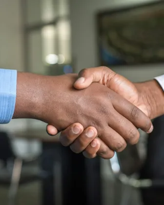 Conversación de asesoramiento junto a una mesa de trabajo