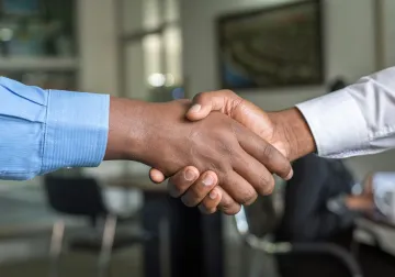 Conversación de asesoramiento junto a una mesa de trabajo