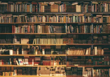 Libros y documentos en una biblioteca jurídica