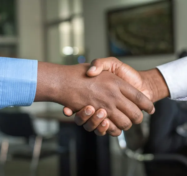 Conversación de asesoramiento junto a una mesa de trabajo