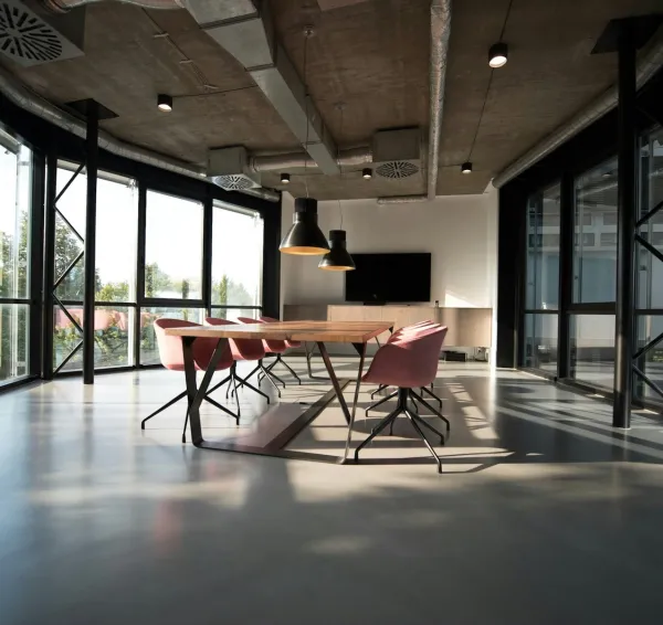 Interior de un espacio de trabajo y reunión